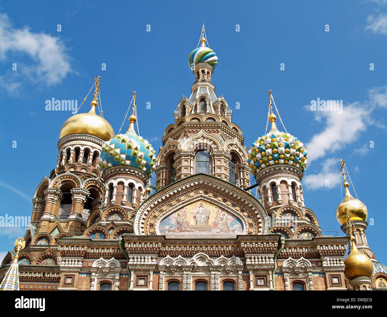 Die Zwiebeltürme der Kirche auf die Auferstehungskirche, St. Petersburg Stockfoto