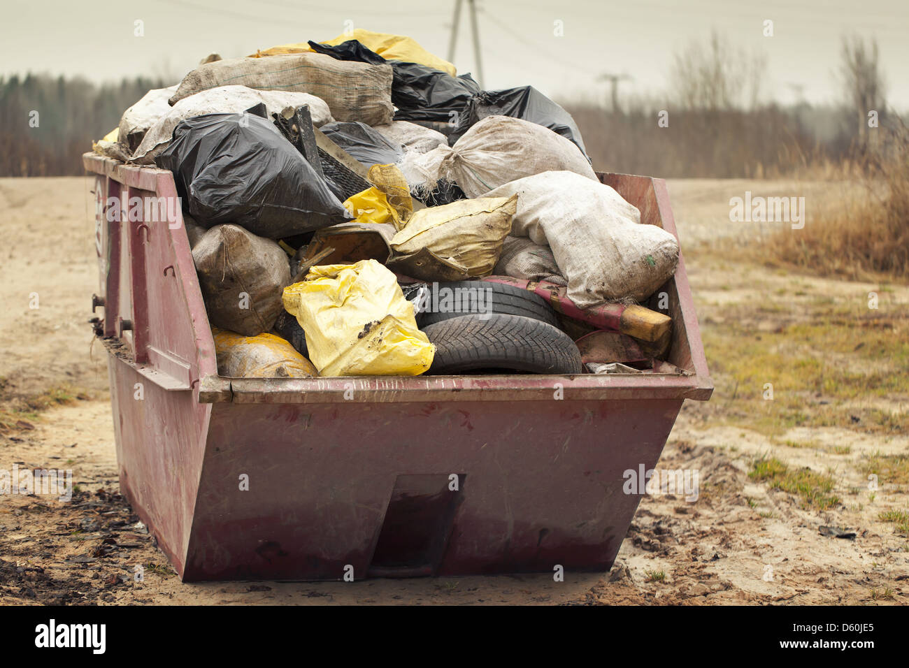 Müllsäcke in den Behälter gestapelt Stockfoto