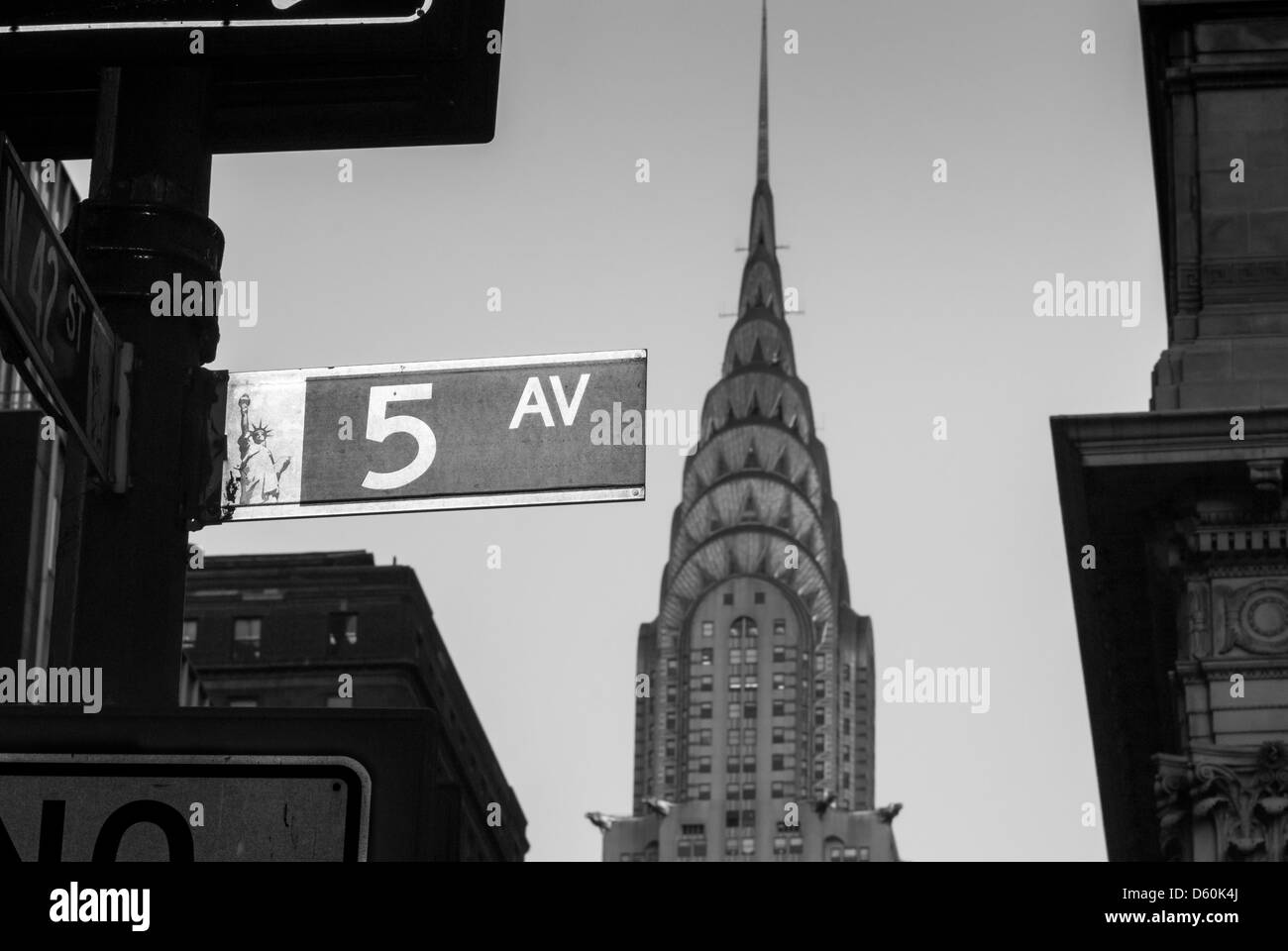 Straßenschild 5th Avenue, Fifth Avenue, Straßenschild mit Chrysler Building, New York City, New York, USA, öffentlichem Grund Stockfoto