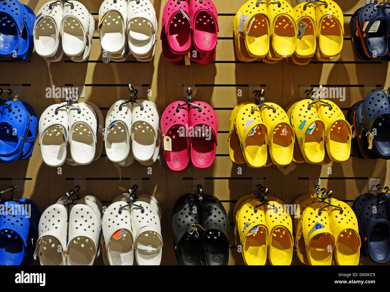 Eine Auswahl an Crocs Schuhe Stockfoto