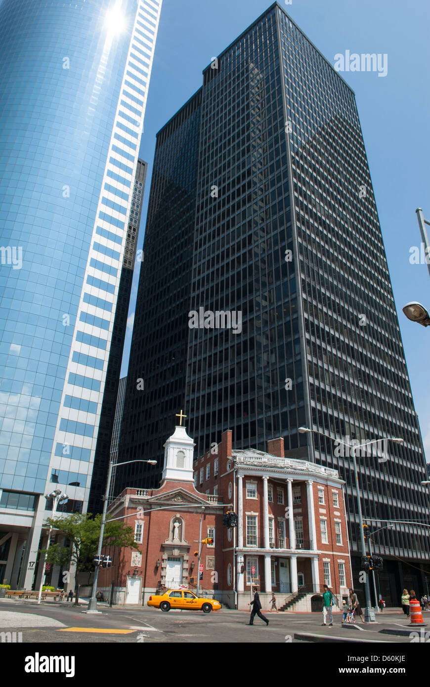 Kirche der Madonna des Rosenkranzes zwischen Hochhäusern, Financial District, Manhattan, New York City, NYC, New York, USA Stockfoto