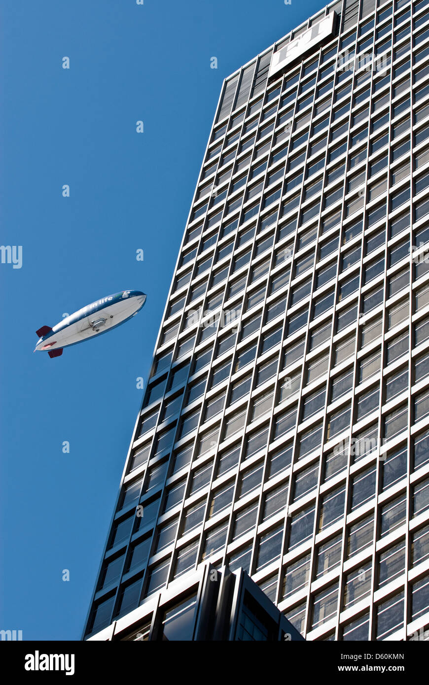 Mehrstöckige Gebäude in Manhattan mit Zeppelin Luftschiff, New York City, New York, USA, PublicGround Stockfoto