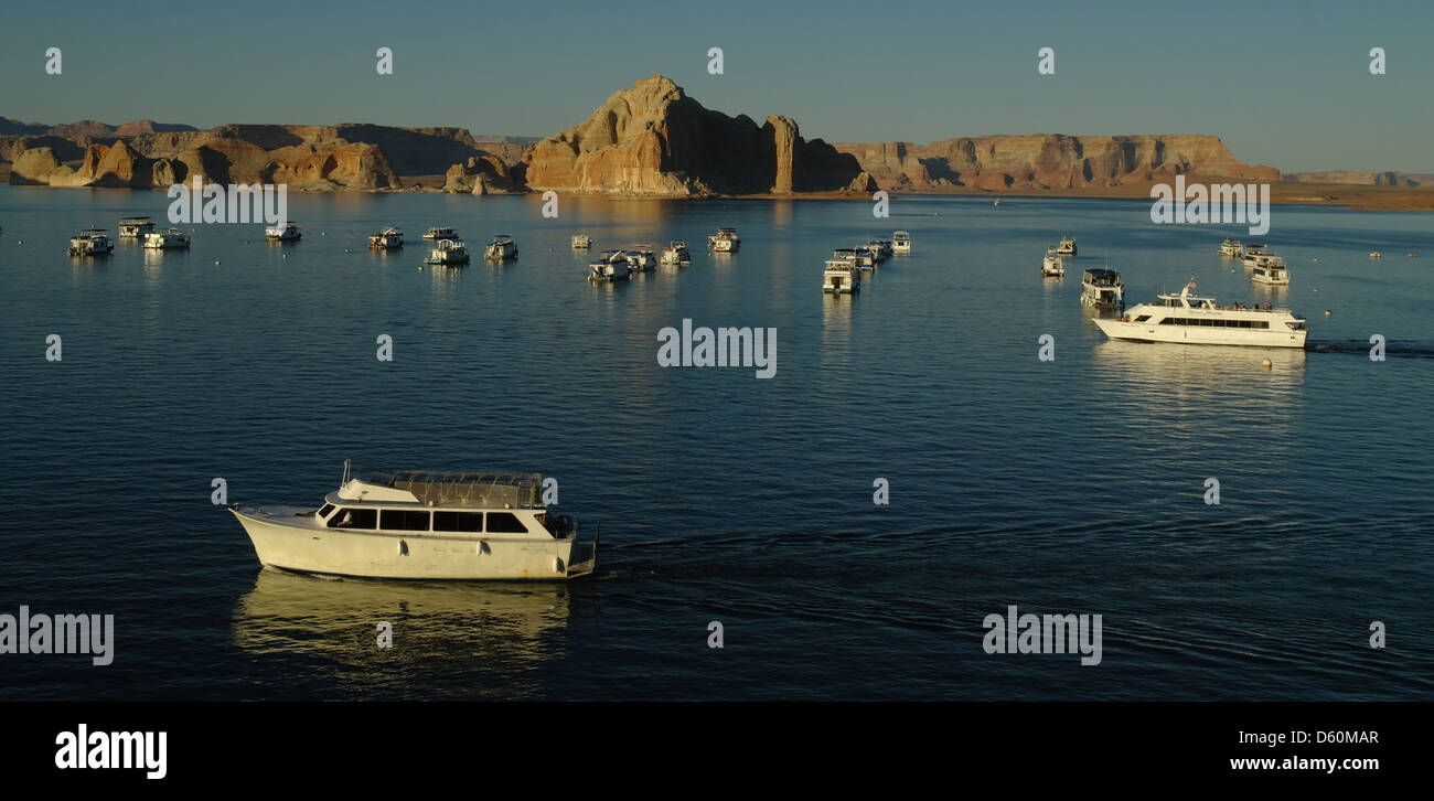 Blauer Himmel, Abend Sonnenlicht Blick auf Burgfelsen Küstenlinie, Boote, zwei weiße Boote bewegen, Lake Powell, Arizona, USA Stockfoto