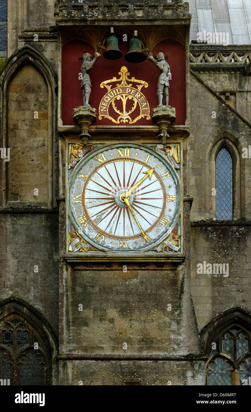 Die mittelalterliche Uhr an der Außenwand des nördlichen Querschiff, Kathedrale von Wells, Somerset, England Stockfoto