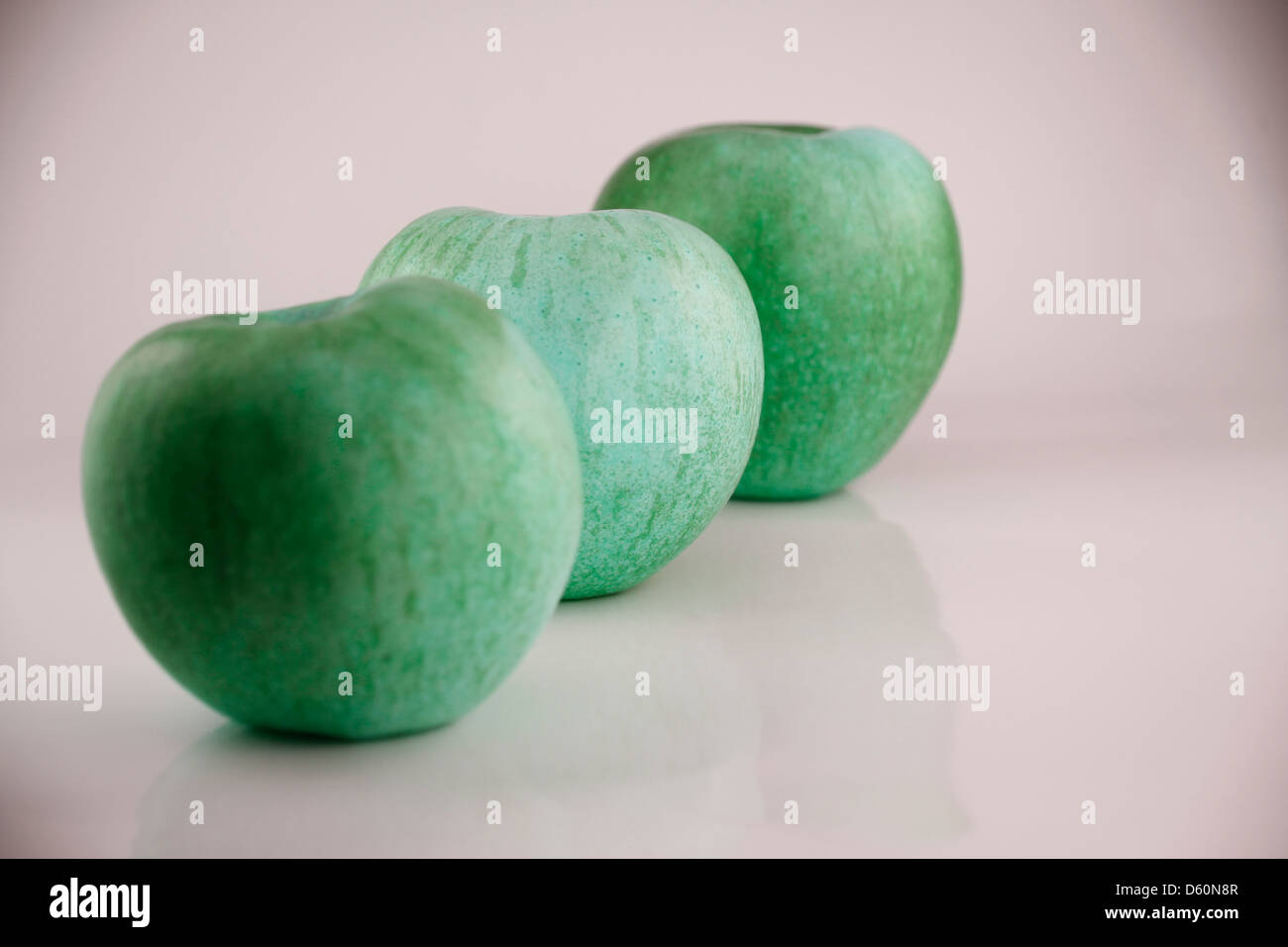 Apfelgrün auf dem weißen Hintergrund. Stockfoto