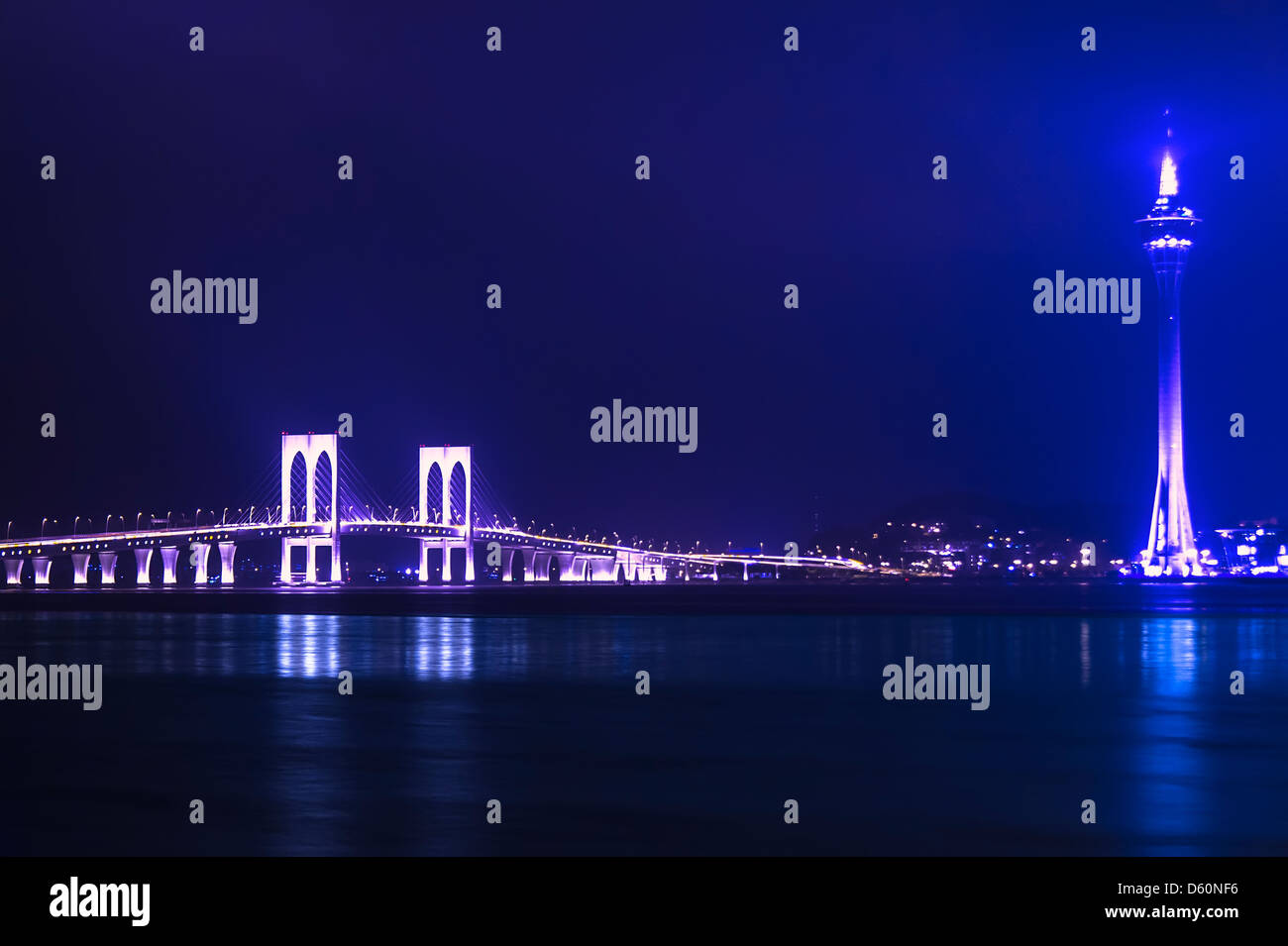 Macau Tower und Sai Van Bridge. Blick von der Taipa. Stockfoto