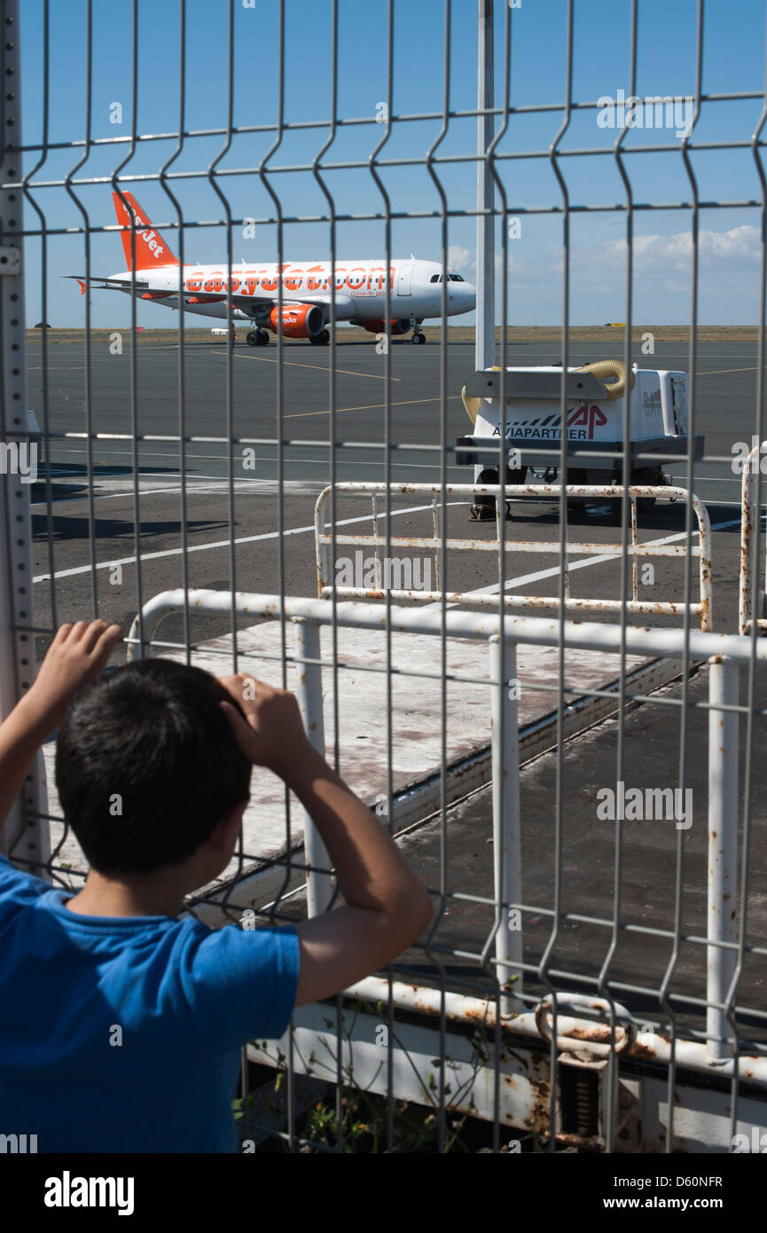Billigflieger Easyjet Ryanair auf Asphalt Stockfoto