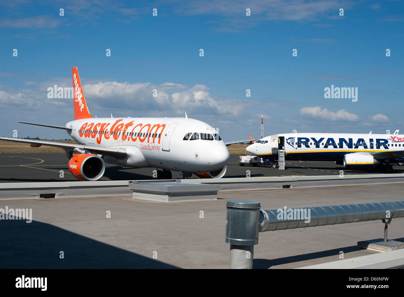 Billigflieger Easyjet Ryanair auf Asphalt Stockfoto