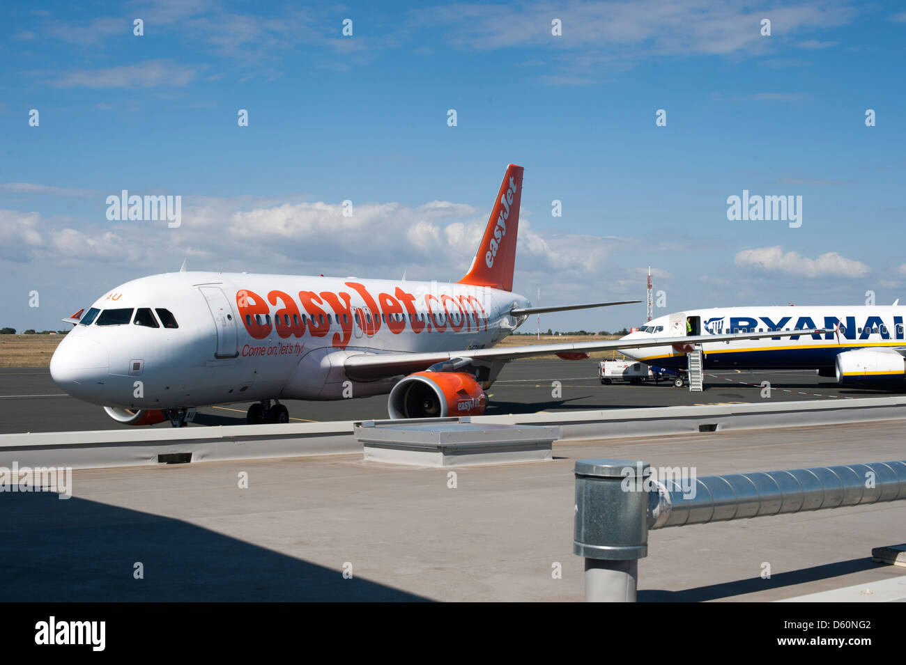 Billigflieger Easyjet Ryanair auf Asphalt Stockfoto