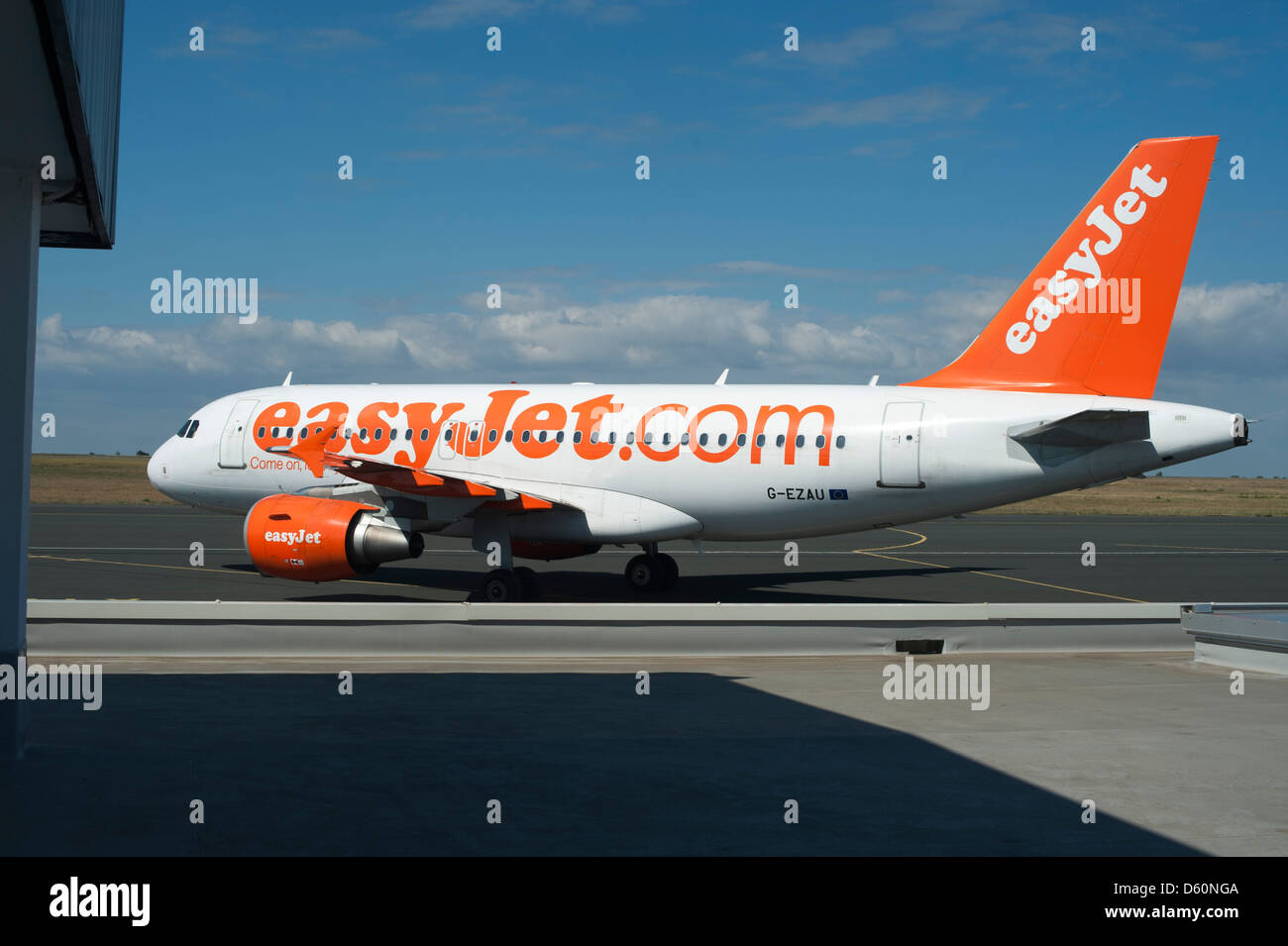 Billigflieger Easyjet Ryanair auf Asphalt Stockfoto
