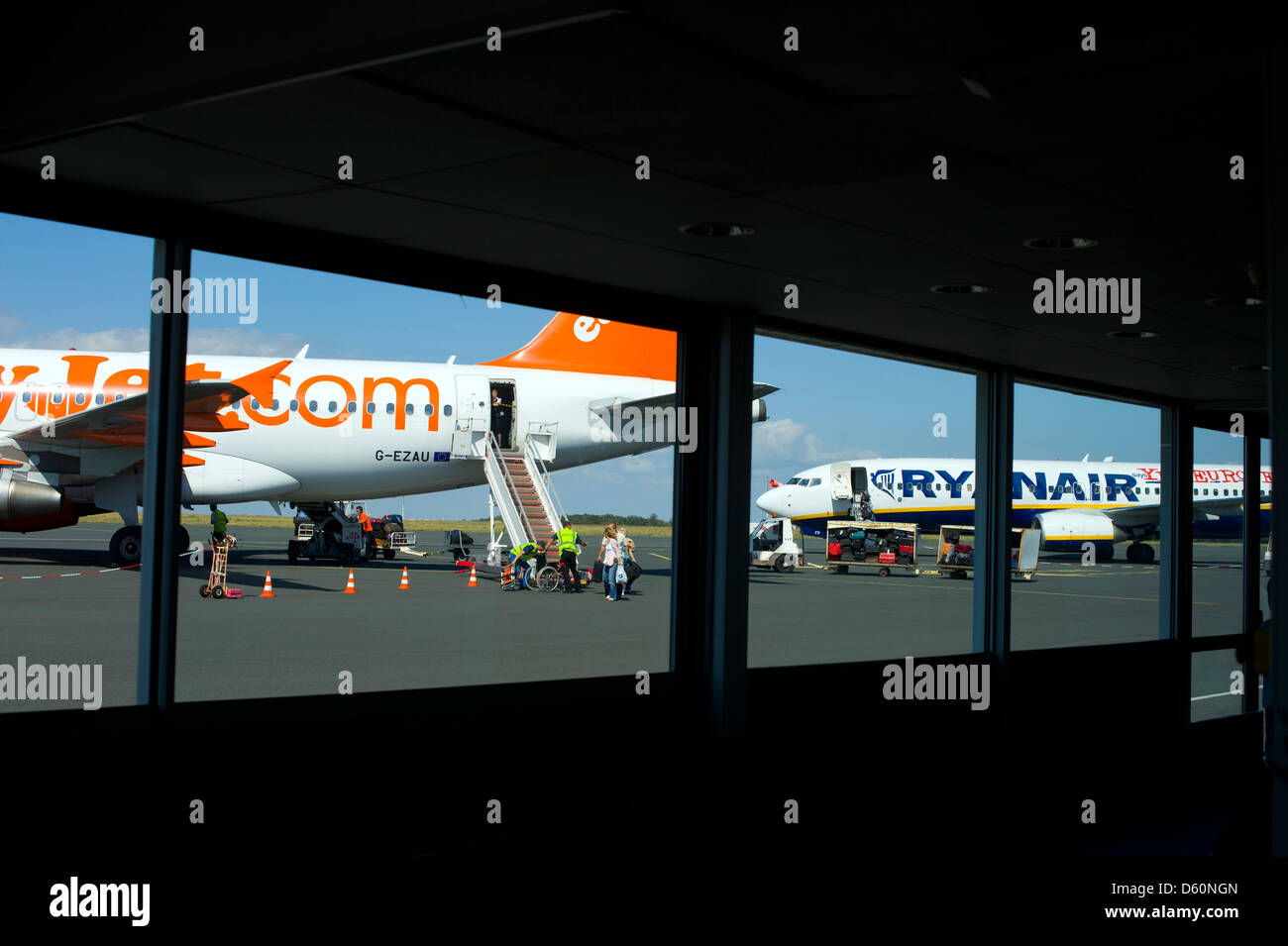 Billigflieger Easyjet Ryanair auf Asphalt Stockfoto