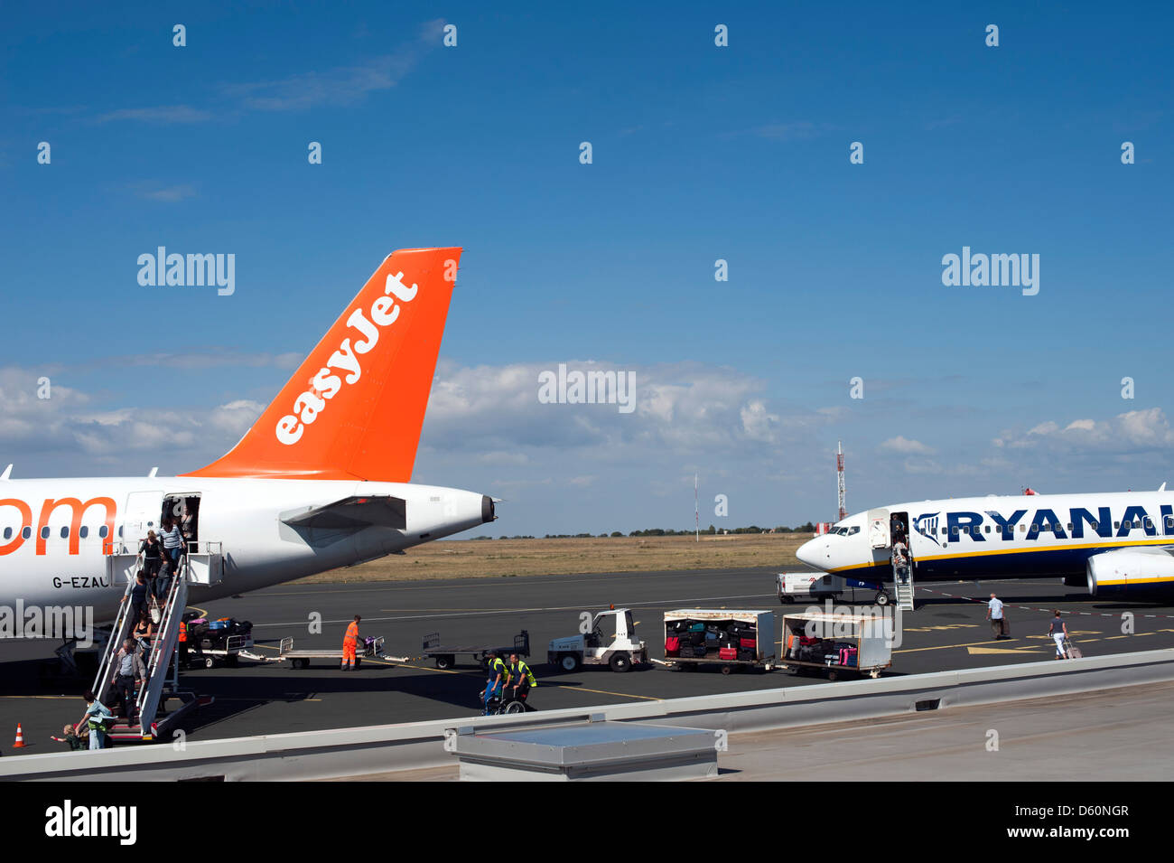 Billigflieger Easyjet Ryanair auf Asphalt Stockfoto