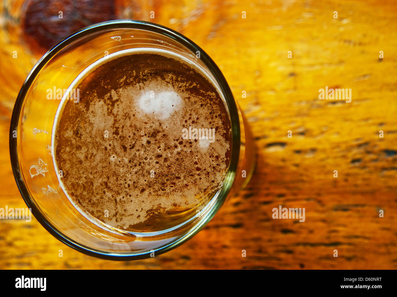 ein Pint Bier sitzen auf einem Holztisch Stockfoto
