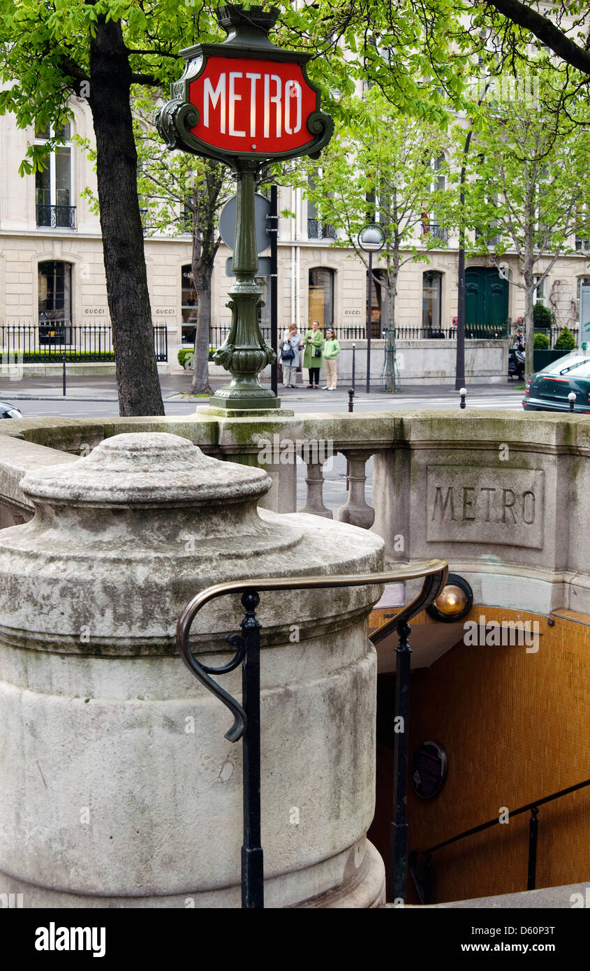 Eine U Bahn Schild Am Eingang In Die Franklin D Roosevelt Metro Station In Paris Frankreich Stockfotografie Alamy