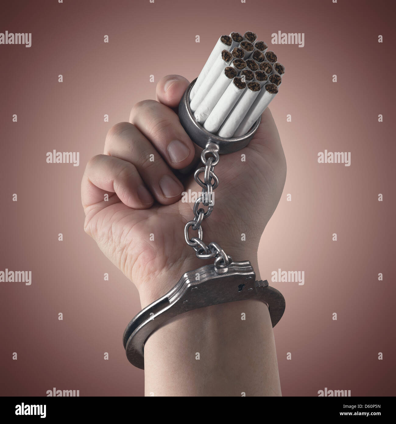 Zigaretten auf Seite durch eine Handschelle, Konzept der Abhängigkeit fest. Stockfoto