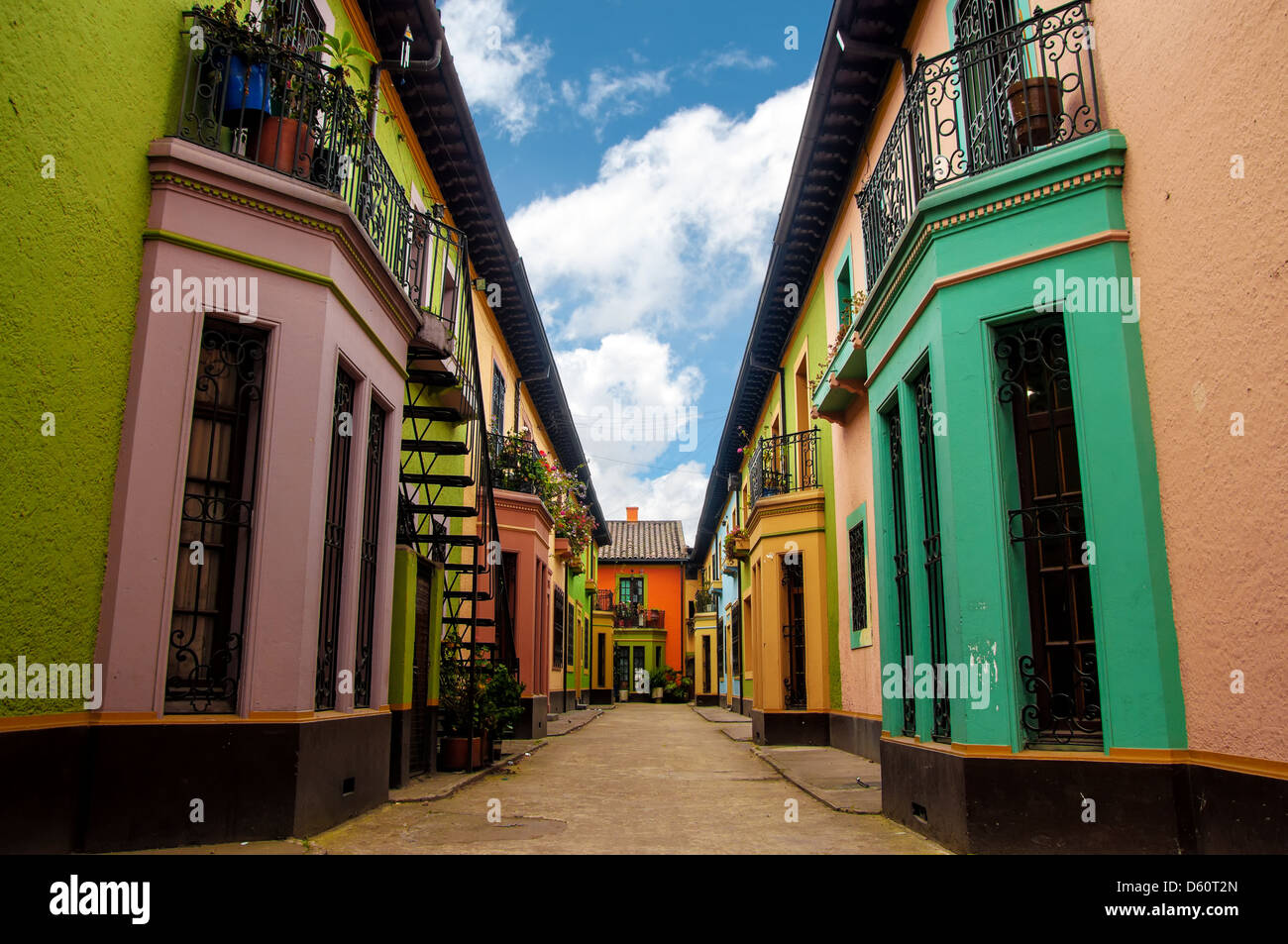 Leuchtend bunte historische Gebäude in Los Martires Nachbarschaft in Bogota, Kolumbien Stockfoto
