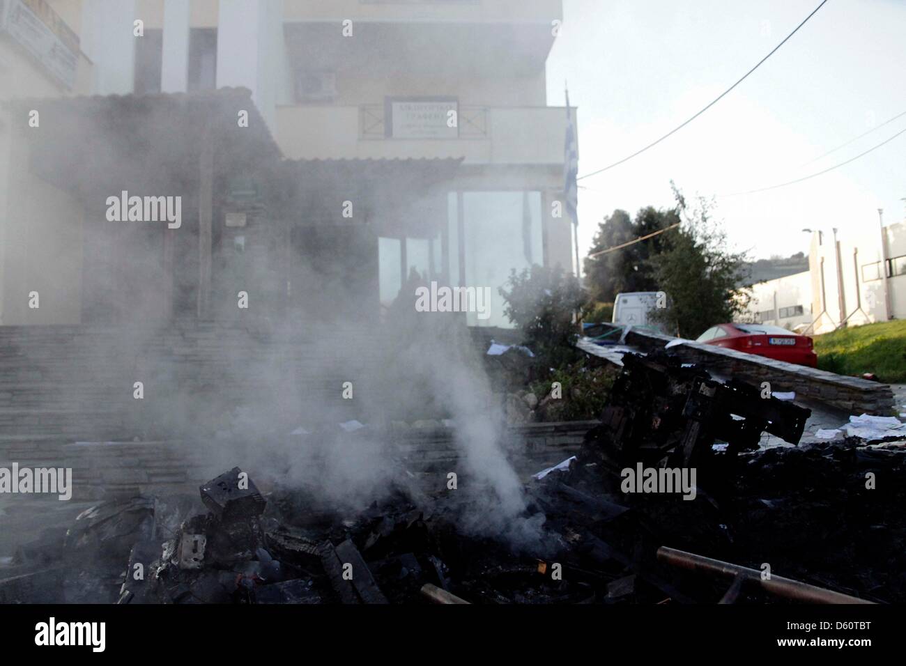Ierissos, Griechenland. 10. April 2013. Möbel vor einer Polizeistation in Ierissos, Griechenland auf 10.04.2013 gebrannt. Bewohner von Ierissos angegriffen haben, die Polizei-Station, Dateien und Möbel auf die Straße geworfen und angezündet, nachdem Polizei zwei Menschen aus Ierossos verhaftet hatte, die im Verdacht stehen, an einem Brandanschlag auf eine Goldmine in Skouries, Chalkidiki im Februar 2013. Bild: Alexandros Michailidis/Kunst der Fokus/Alamy Live-Nachrichten Stockfoto