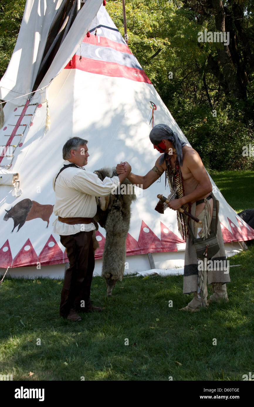 Ein Pelzhändler in Absprache mit einem Native American Indian-Mann Stockfoto