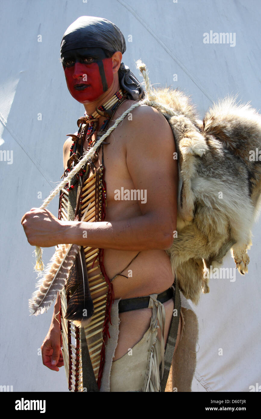 Ein Native American Indian Mann mit Fellen über die Schulter geschlungen Stockfoto