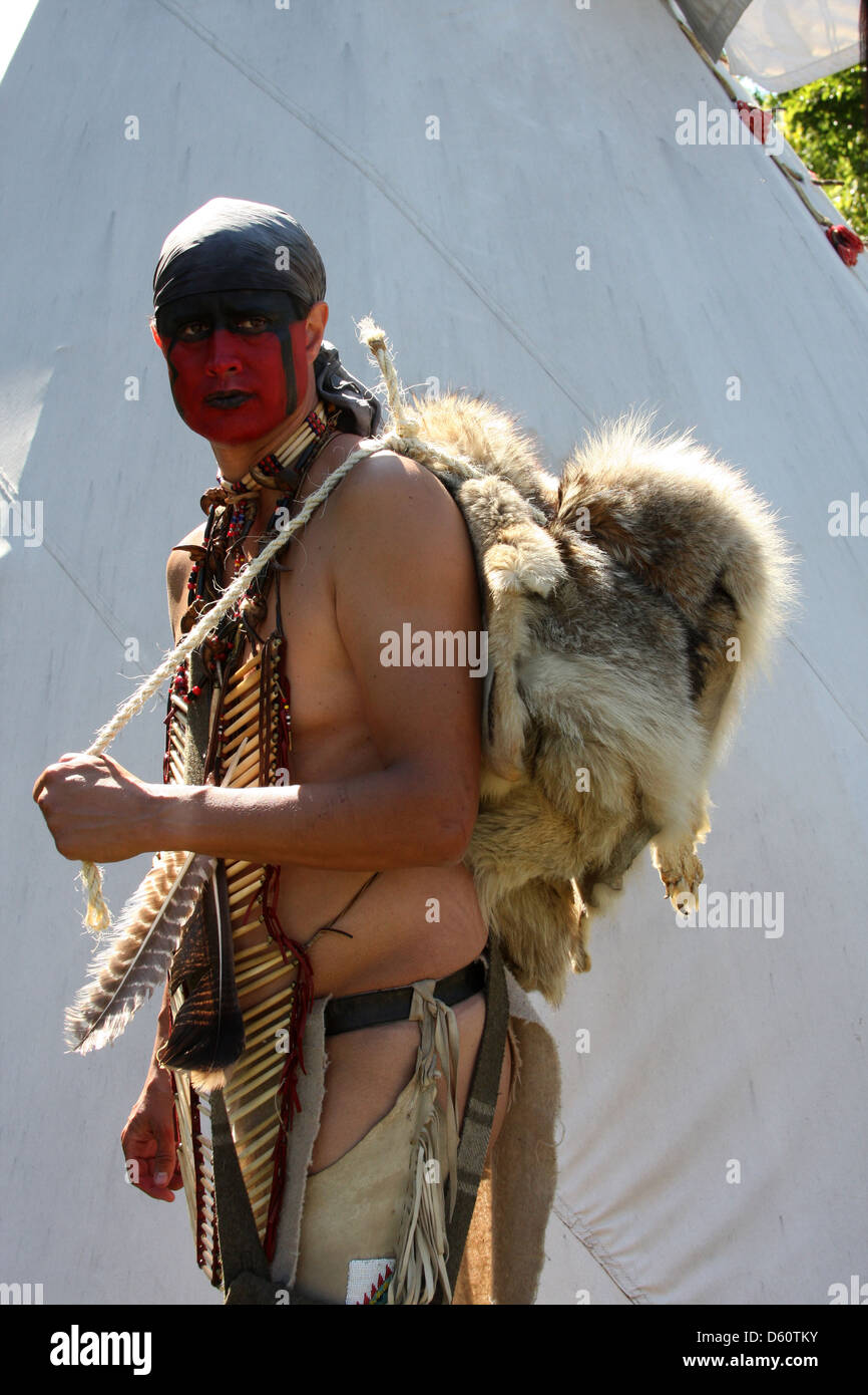 Ein Native American Indian Mann mit Fellen über die Schulter geschlungen Stockfoto
