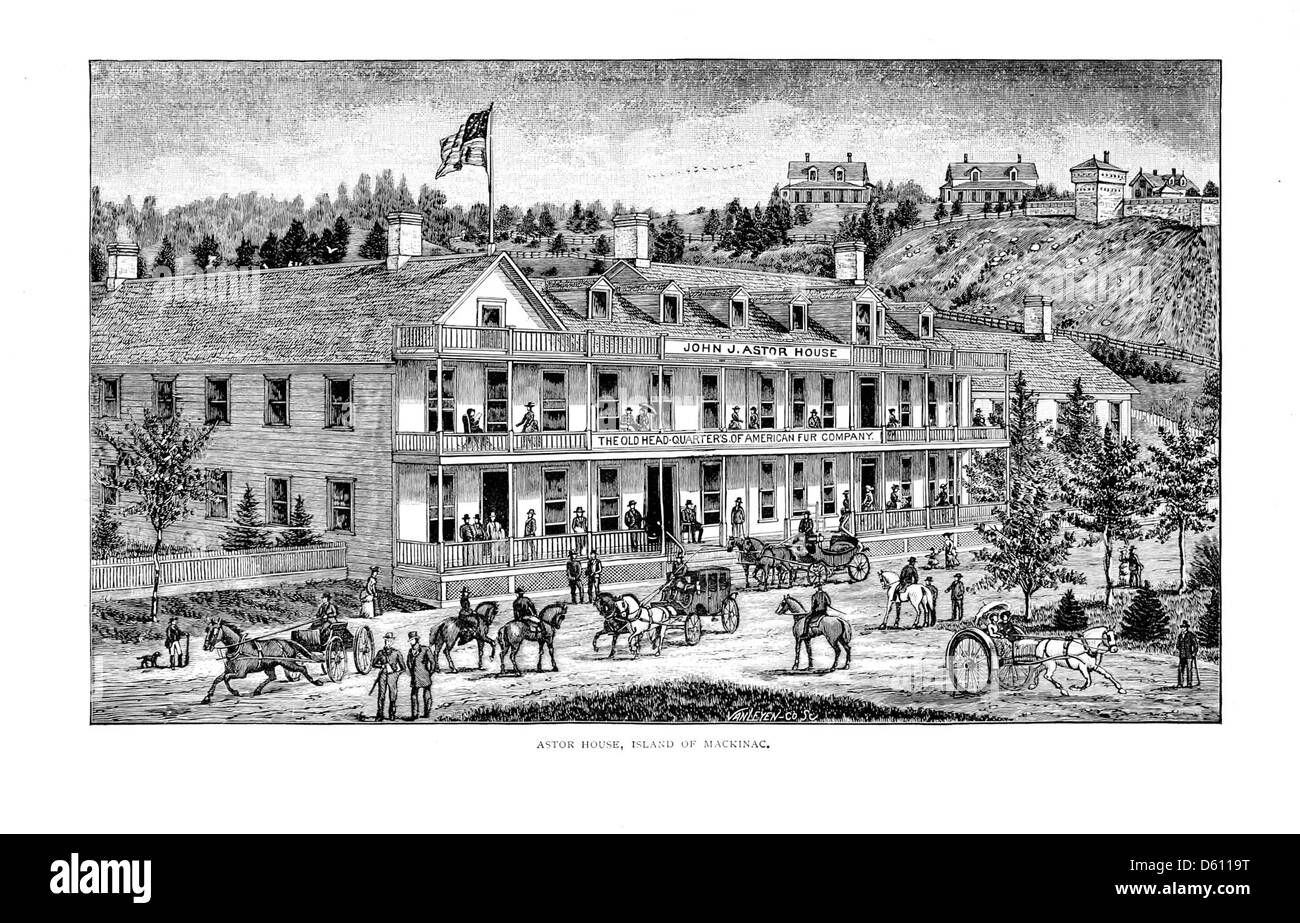 Ein Foto von einer 1890 Seetour nach Mackinac Island, das die malerische Aussicht auf die Insel zeigt. Das Bild zeigt das Astor House, ein ikonisches Gebäude auf der Insel, das für seine historische Bedeutung als beliebtes Urlaubsziel bekannt ist. Stockfoto