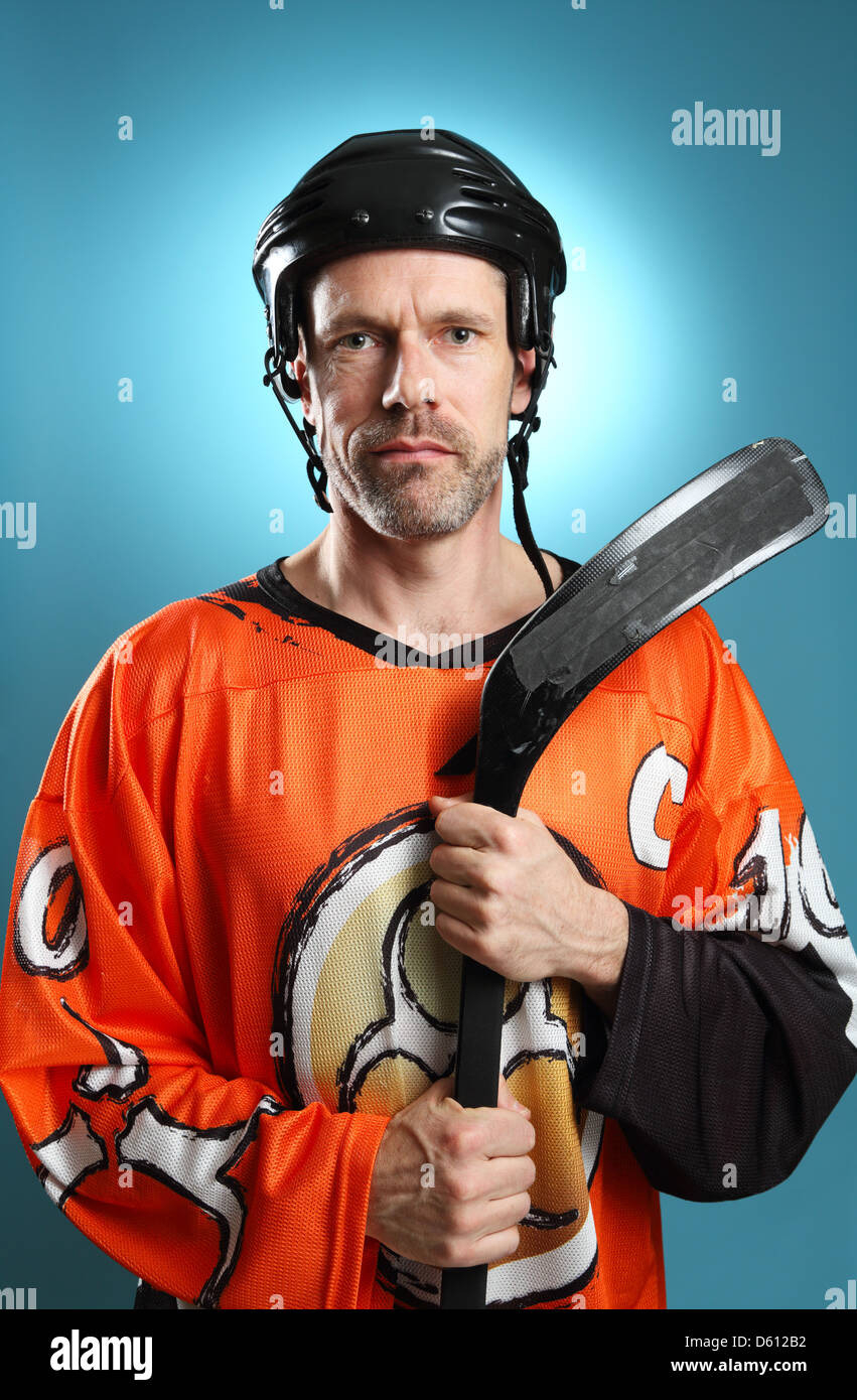 Einfache Porträt des Hockey-Spieler mit seinem Hockeyschläger. Stockfoto