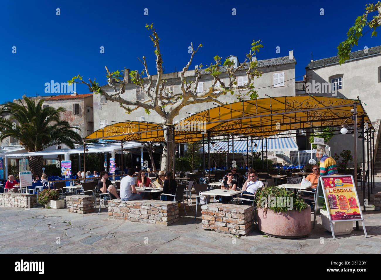 Frankreich, Korsika, Le Nebbio, St-Florent, Quai de Honneur Cafés. Stockfoto