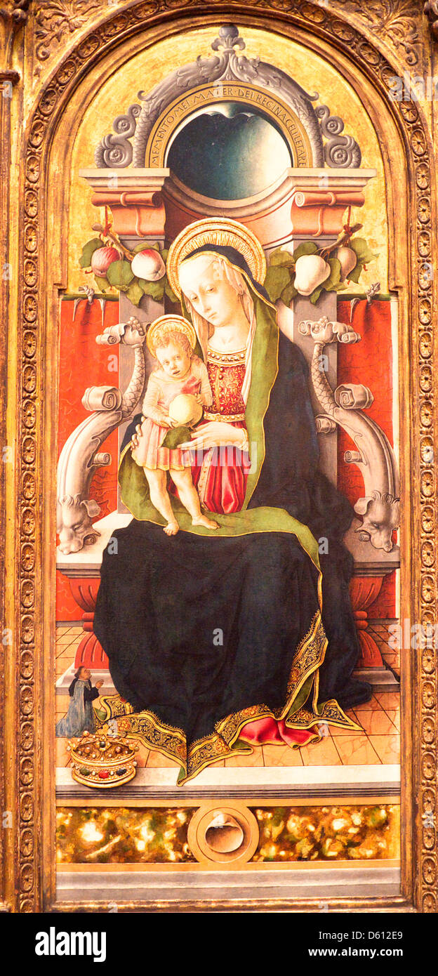 Madonna und Kind mit Spender von Carlo Crivelli inthronisiert Stockfoto