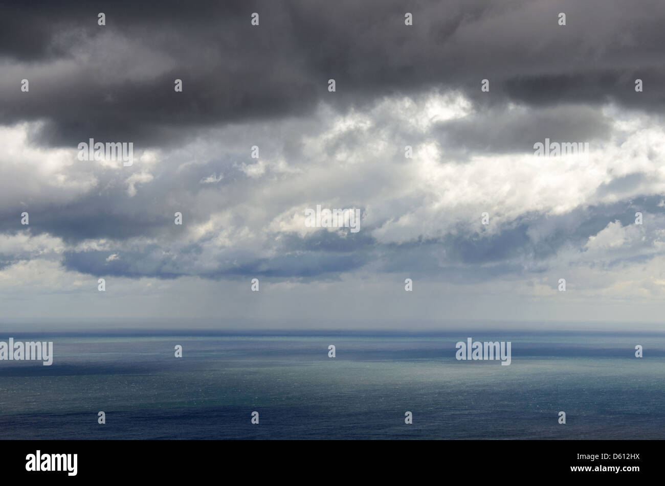 Sturmwolken über Frenchmans Bay, Maine, mit Regen in der Ferne. Stockfoto