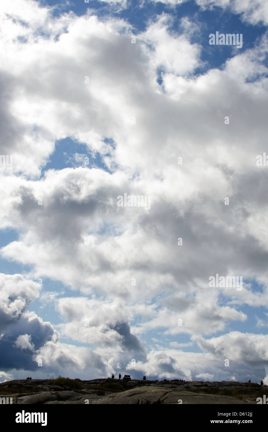 Dramatische Wolken auf Cadillac Berg, Acadia National Park, Maine. Stockfoto