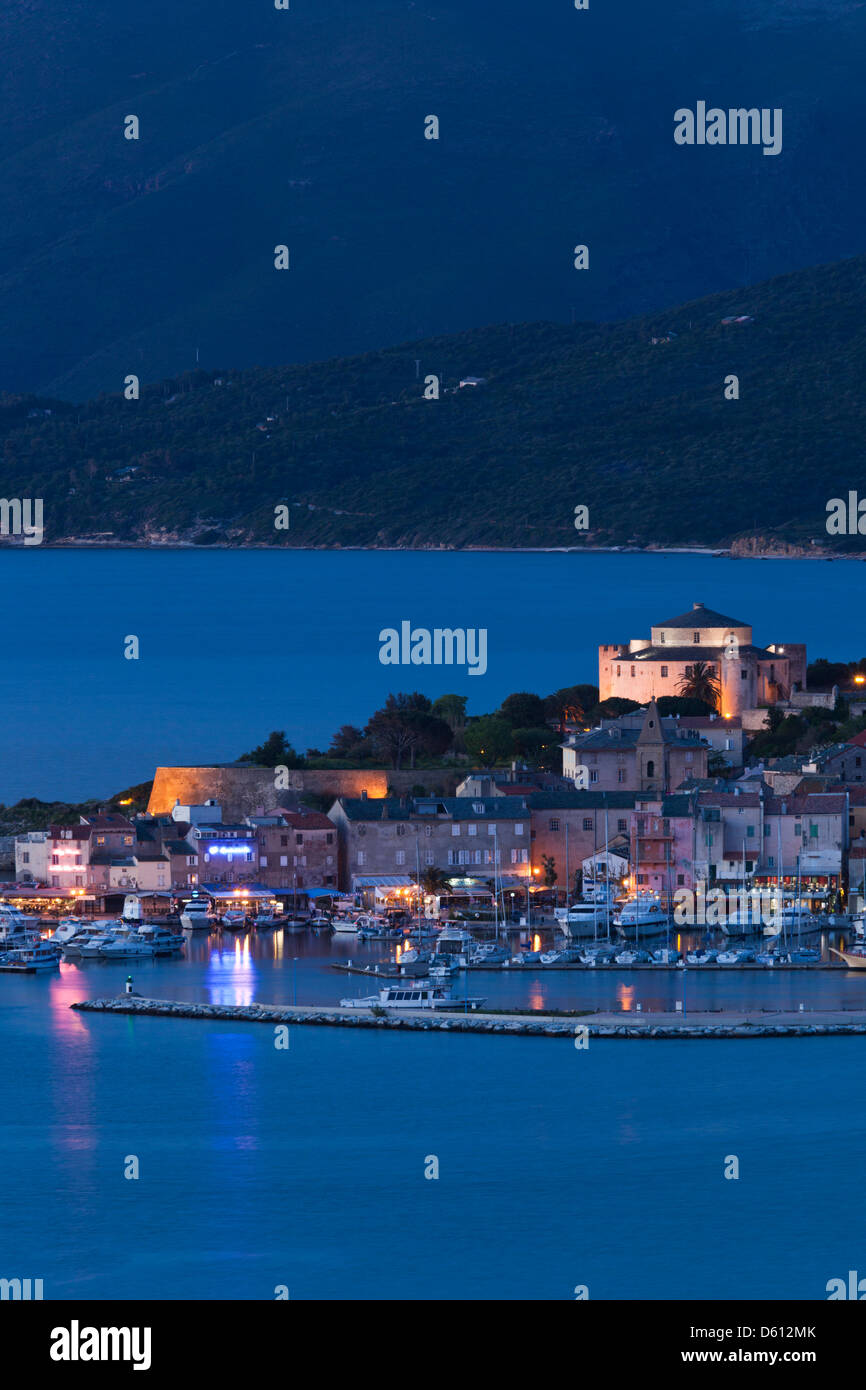Frankreich, Korsika, Le Nebbio, St-Florent, erhöhte Port Ansicht Dämmerung Stockfoto