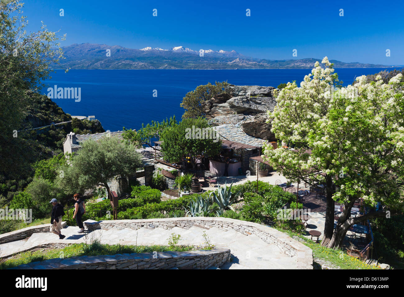 Frankreich, Korsika, Le Cap Corse, Nonza, Touristen durch den Turm Tour de Nonza. Stockfoto