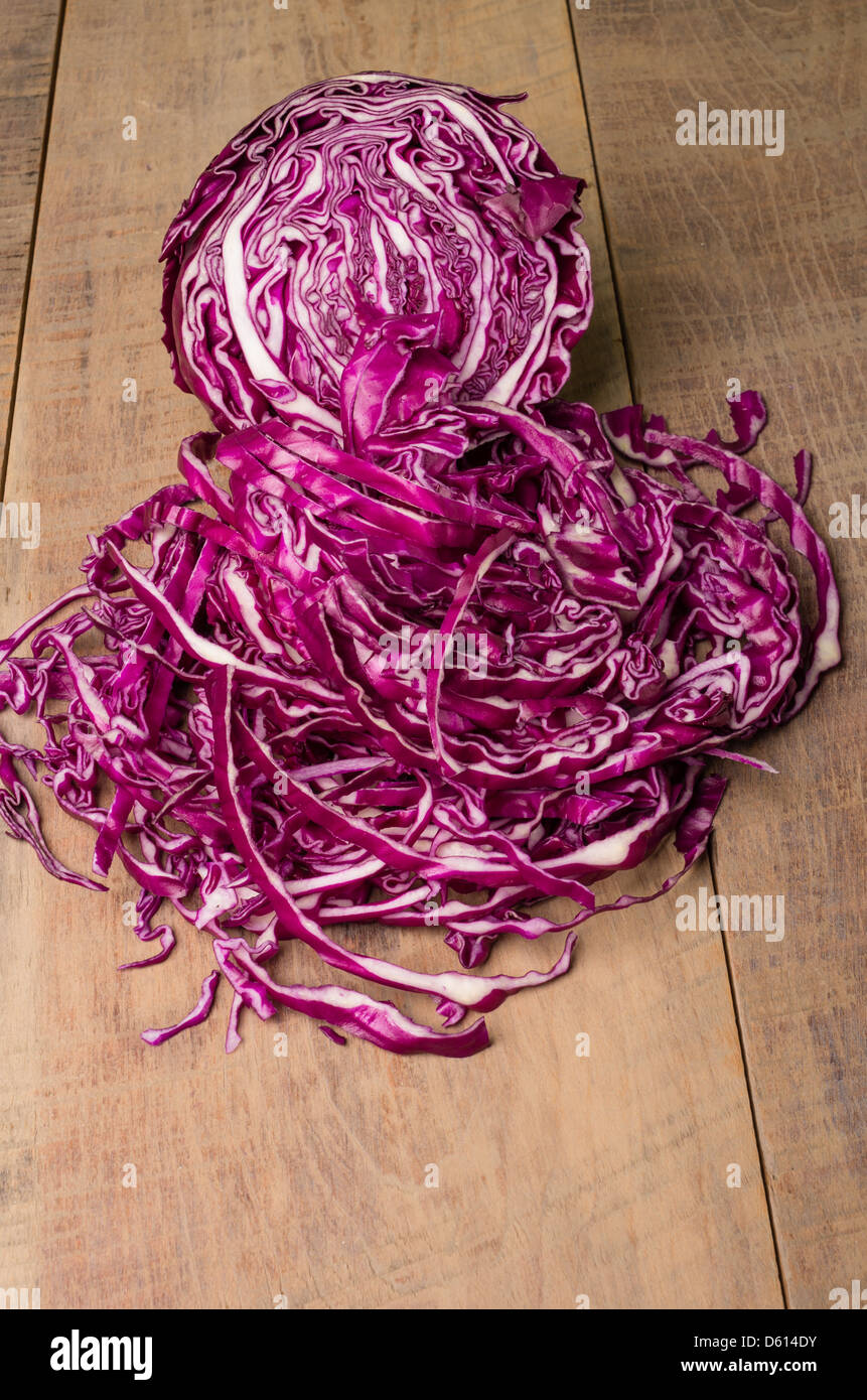 Vorbereitung von Rotkohl, Krautsalat zu machen Stockfoto