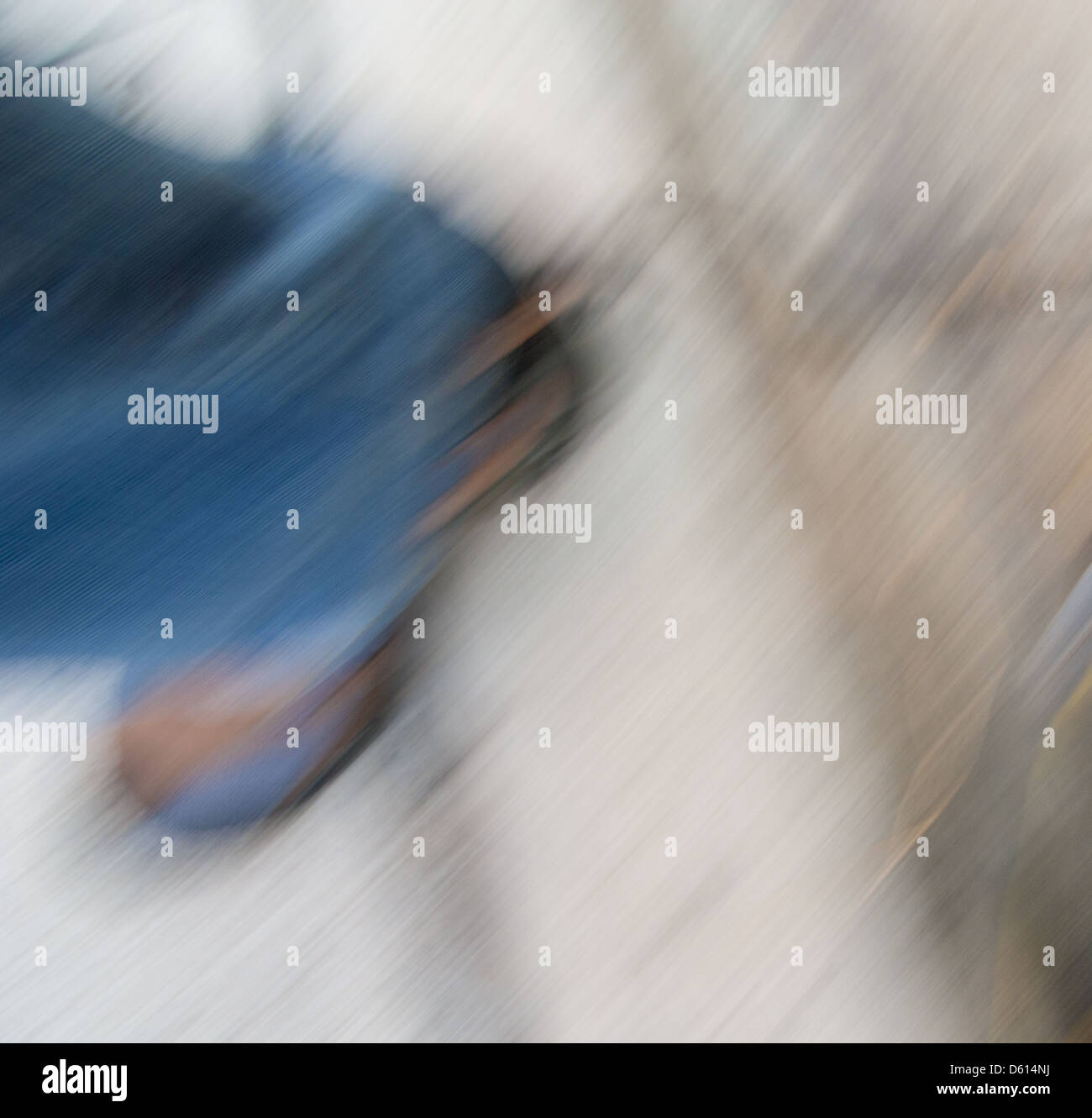 Bewegungsunschärfe der Frau zu Fuß, niedrige Abschnitt Stockfoto