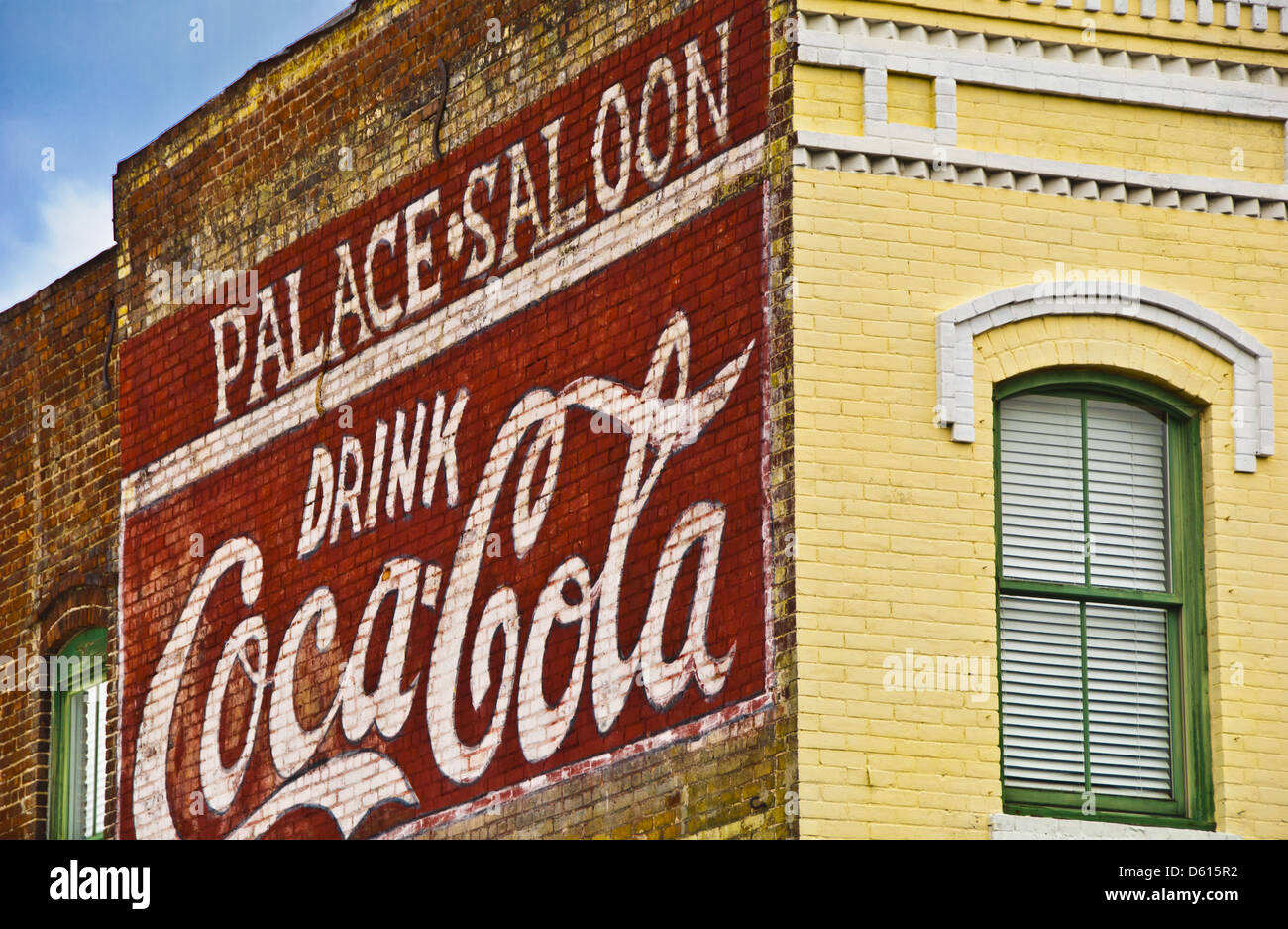 Historische Coca Cola Schild gemalt auf Backsteinfassade des Palace Saloon, Centre Street in Fernandina Beach, Amelia Island, Florida Stockfoto