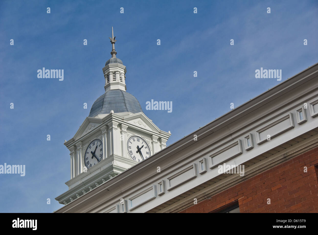 Clock Tower auf das Nassau County Courthouse, älteste Gerichtsgebäude im Dauereinsatz, Fernandina Beach, Amelia Island, Florida, USA Stockfoto