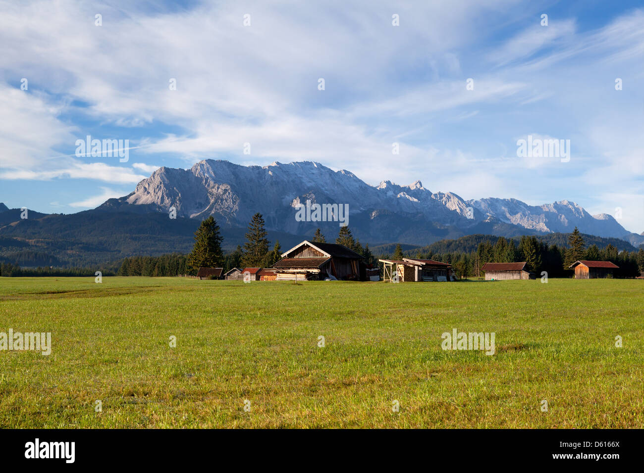 Holzhütten auf Almen Stockfoto