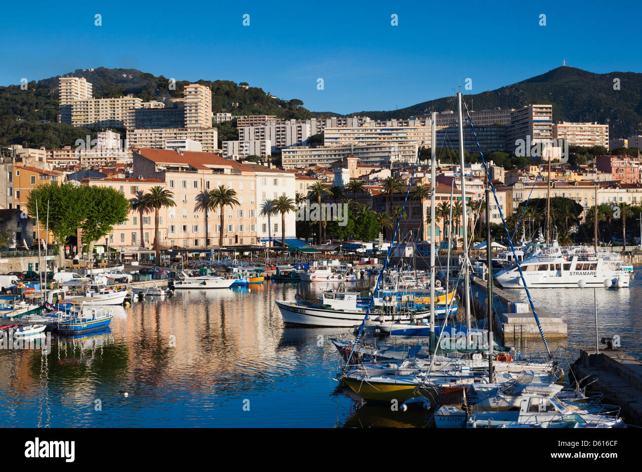 Frankreich, Korsika, Ajaccio, Blick auf die Stadt vom Hafen Tino Rossi Stockfoto