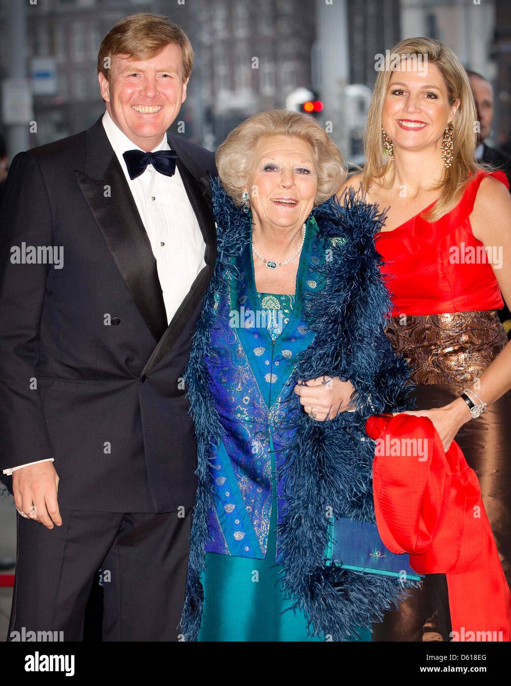 Niederländischen Prinzen Willem-Alexander, Königin Beatrix Princess Maxima (L-R) für das 125-Jahr-Jubiläum des Concertgebouw Konzerthauses Concertgebouw Orchestra in Amsterdam ankommen, 10. April 2013. Foto: Patrick van Katwijk und Dpa/Alamy Live-Nachrichten Stockfoto