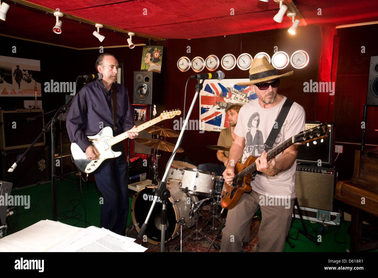 Englisch band Carbon Silicon in ihrem Proberaum North Acton, London, England, Vereinigtes Königreich. Stockfoto