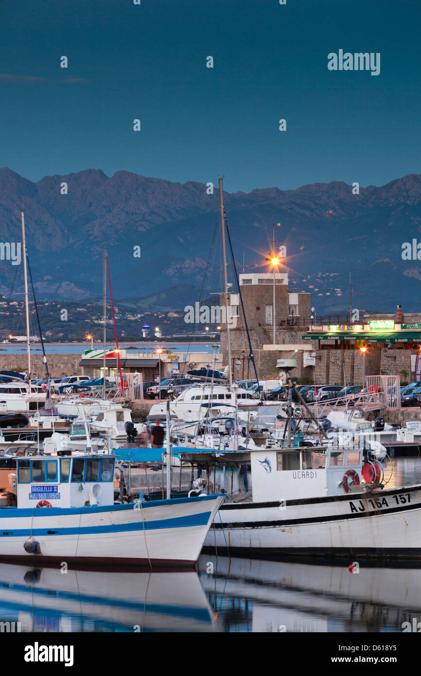 Frankreich, Korsika, Ajaccio, Blick auf die Stadt vom Hafen Tino Rossi, Dämmerung Stockfoto