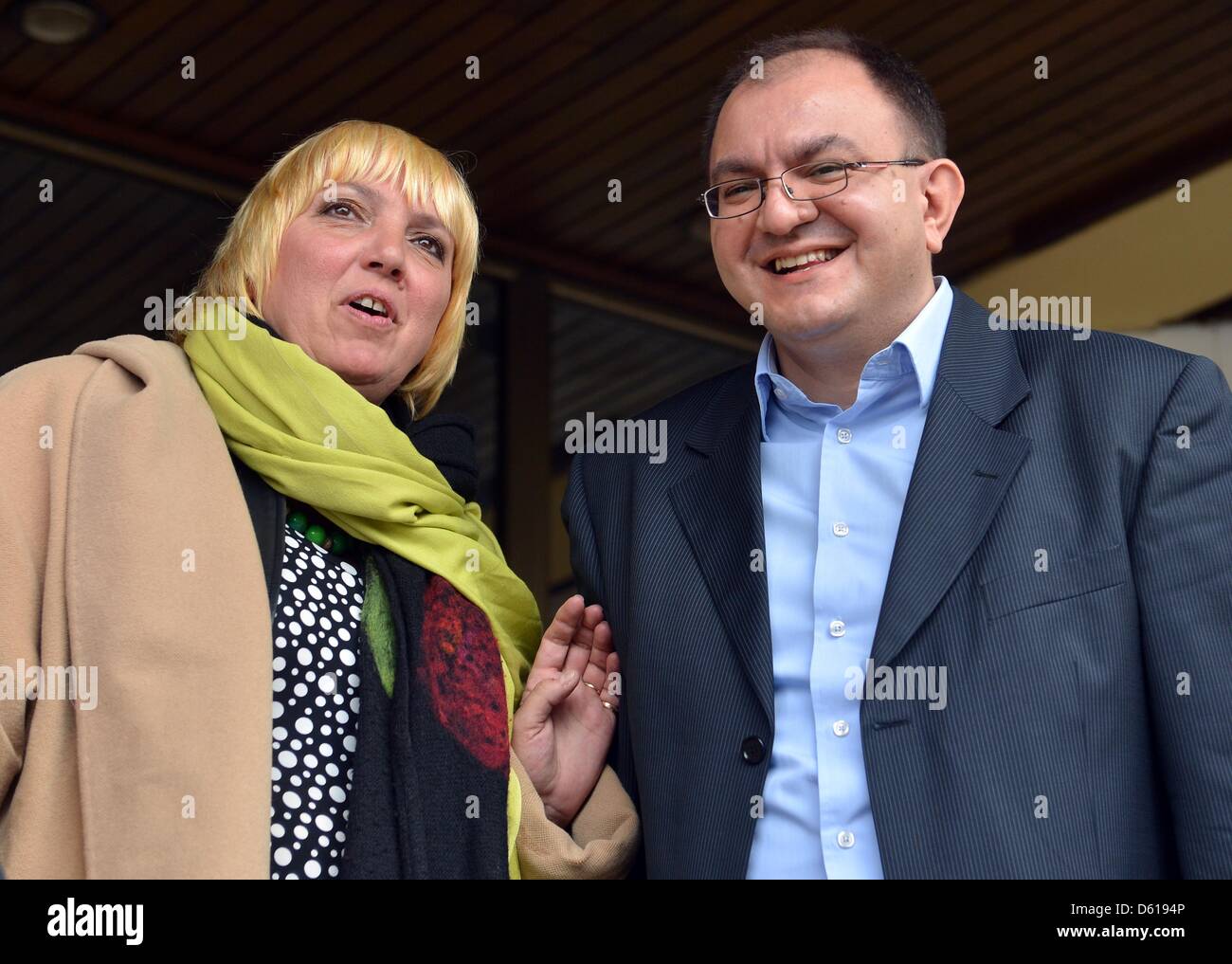 Vorsitzende der deutschen Partei die grünen, Claudia Roth, spricht mit Zoran Antic, Bürgermeister von Vranje, Bulgarien, 10. April 2013. Roth ist derzeit auf einer Reise in den Balkan, Roma zu besuchen. Foto: Britta Pedersen Stockfoto