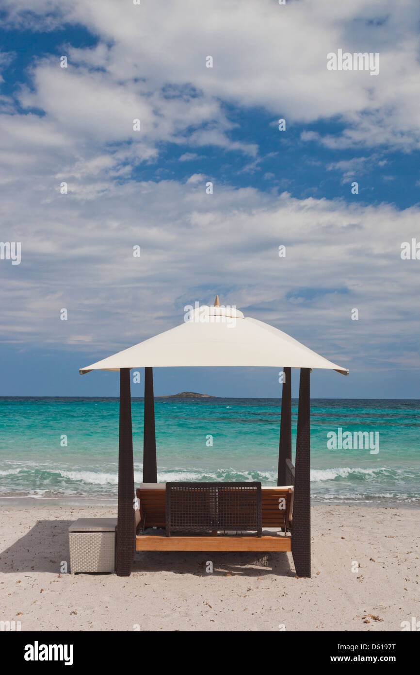 Frankreich, Korsika, Porto Vecchio, Plage de Palombaggia Strand, Liegestühle am Strand Stockfoto