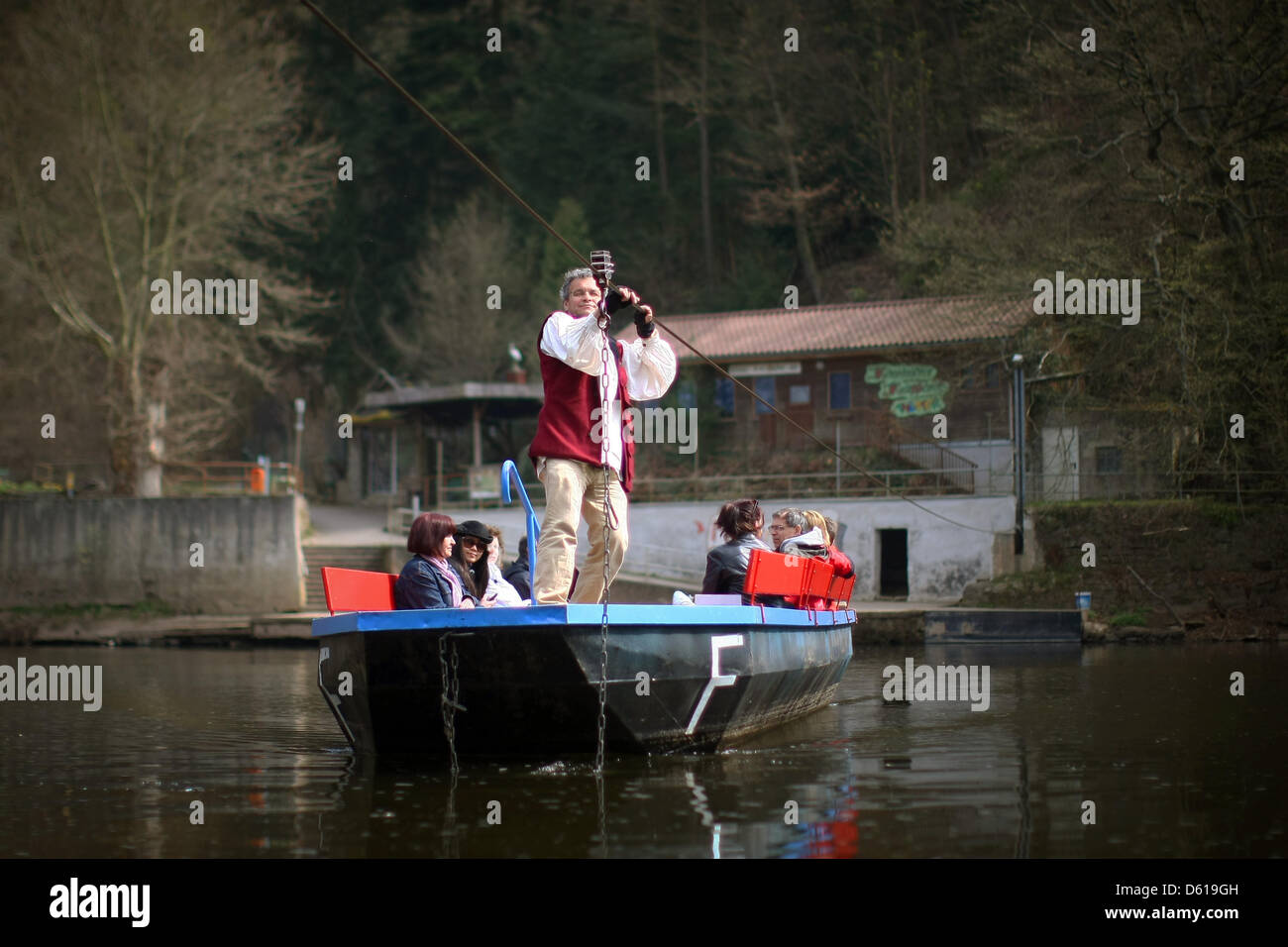 Tischler und Fährmann Hans-Joachim Gellweiler zieht eine Fähre über den Fluss Nahe von Hand in Bad Münster am Stein-Ebernburg, Deutschland, 6. April 2012. Nach dem Transport Association Rheinessen ist die Fähre die einzige, die von Hand in Südwestdeutschland gezeichnet.  Foto: Fredrik von Erichsen Stockfoto