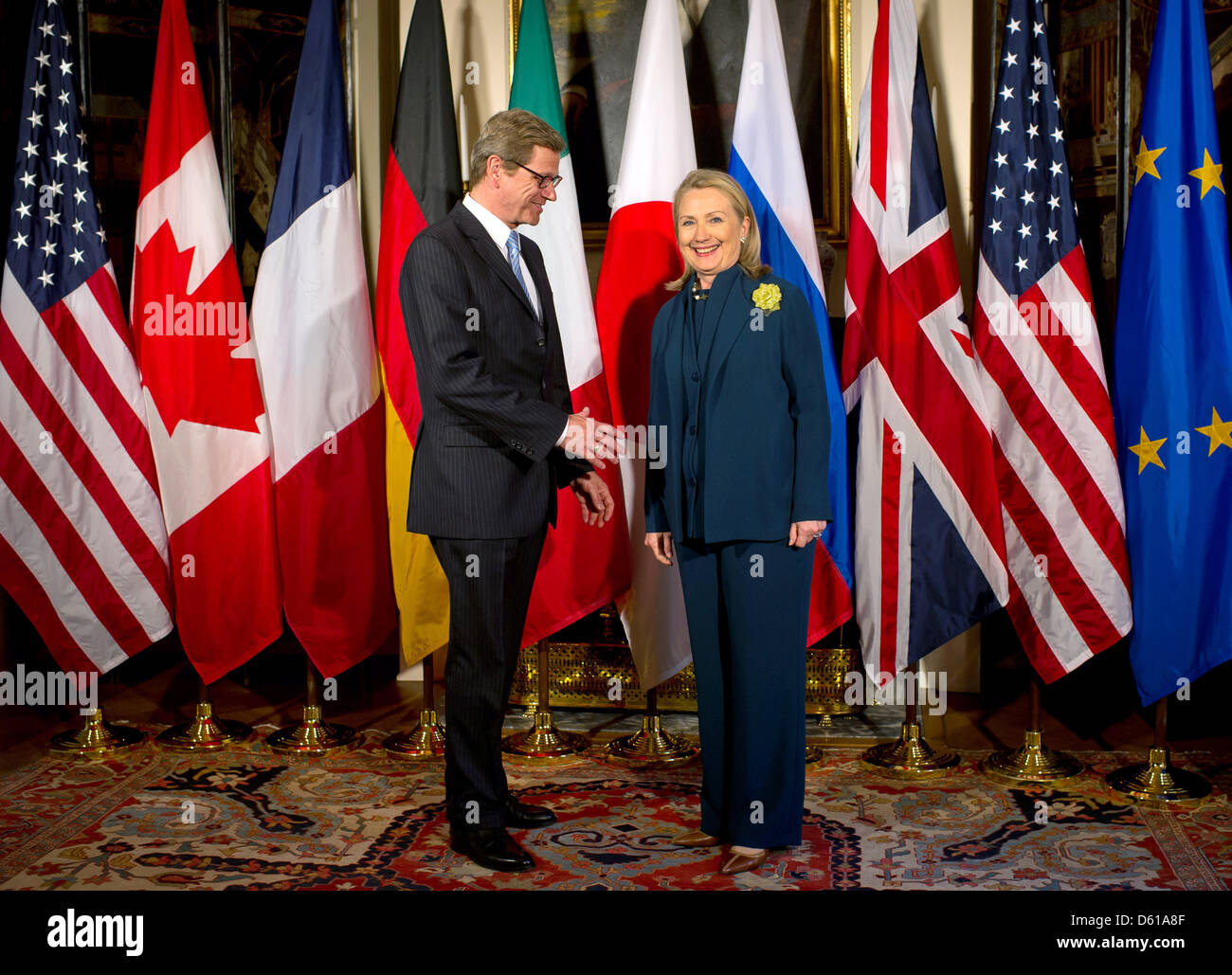 Bundesaußenminister Guido Westerwelle (FDP, l) Wird bin Mittwoch (11.04.2012) in Washington, USA, Nach Dem Mittagessen des G8-Außenministertreffens von U.S. Außenministerin Hillary Clinton Begrüßt. Die Außenminister der G8-Staaten Berieten Auf Dem Treffen Unter flektiert Über Die Lage Im Nahen Osten Und in Nordkorea. Westerwelle Bleibt Bis Freitag (13.04.2012) in Den USA. Foto: Tim Brak Stockfoto