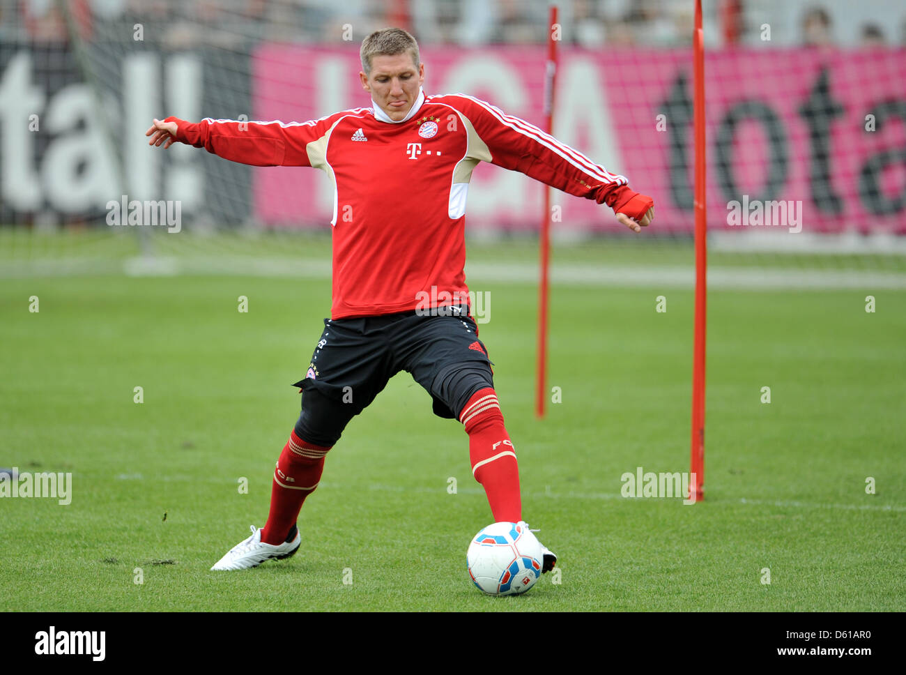 Münchens Bastian Schweinsteiger hält einen Ball während einer Trainingseinheit des Fußball-Bundesligisten FC Bayern München auf dem Vereinsgelände an der Saebener Strasse in München, Deutschland, 12. April 2012. FC Bayern München verlor ihr Spiel gegen Borussia Dortmund 0-1 am 11. April 2012 und jetzt wegen der Tabellenführer um 6 Punkte. Foto: Andreas Gebert Stockfoto