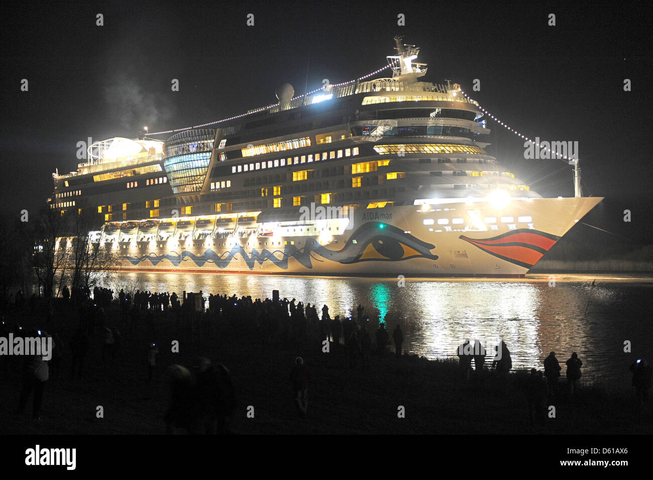 Das letzte neue Kreuzfahrtschiff gebaut von der Meyer Werft in Papenburg - "AIDAmar" - verlässt den Hof der Schiffsbauer und Köpfe für die Nordsee über der EMS in Weener, Deutschland, 12 Apriil 2012. Foto: Ingo Wagner Stockfoto