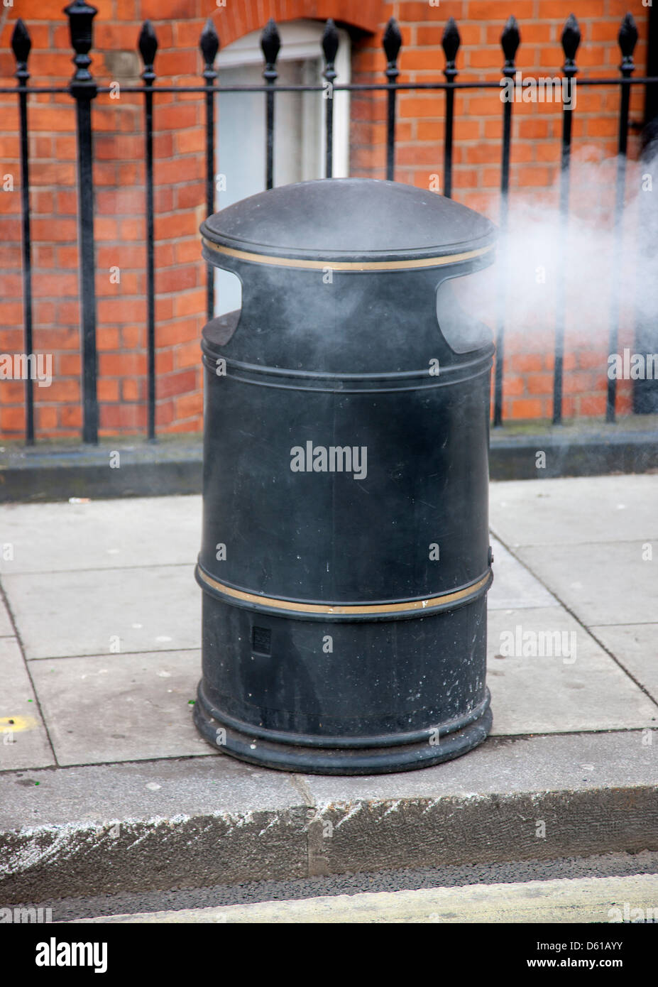 Öffentliche Straße Papierkorb Mülleimer in Brand Stockfoto