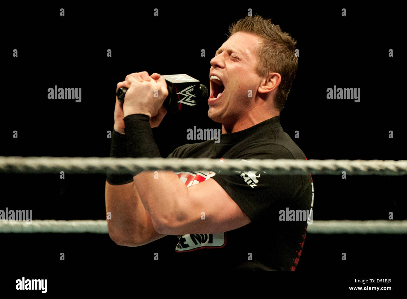 US-Wrestler The Miz schreit in ein Mikrofon vor einem Kampf bei der RAW WrestleMania Revenge Tour in der o2 World Canue in Berlin, Deutschland, 14. April 2012. Die WWE (World Wrestling Entertainment) feiert sein 20-jähriges Jubiläum der deutschen April dieses Jahres. Die erste Show in Deutschland wurde im April 1992 in Kiel, Deutschland, statt. Foto: Sebastian Kahnert Stockfoto