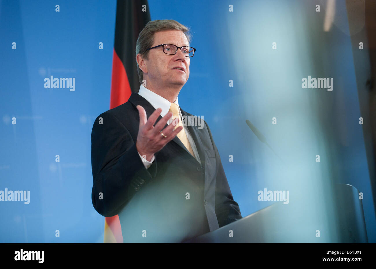 Der deutsche Außenminister Guido Westerwelle spricht über die Anschläge in der afghanischen Hauptstadt Kabul im Auswärtigen Amt in Berlin, Deutschland, 15. April 2012. Foto: Jörg CARSTENSEN Stockfoto